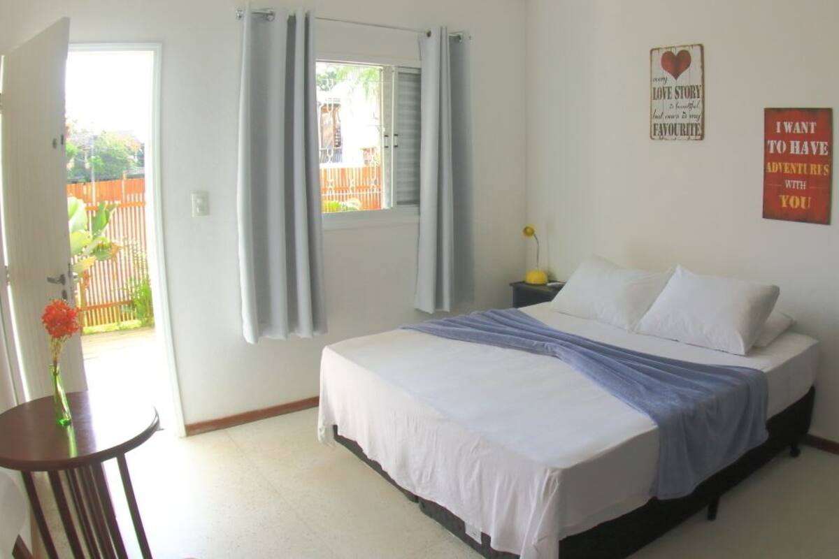 Minibar, free WiFi, bed sheets