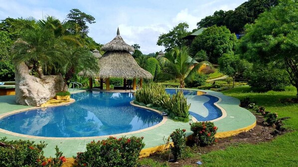 Hồ bơi ngoài trời