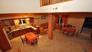 A compact living space with a kitchen, dining area, and seating area. - Villa Elatia (Zakynthos)