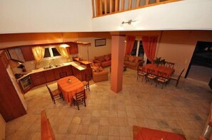 Villa, 3 Schlafzimmer, eigener Pool | Wohnbereich | Flachbildfernseher