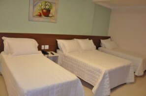 Premium bedding, in-room safe, desk, blackout drapes - Hotel Saron (Luziania)