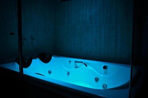 A bathtub with a curved design and a single faucet. - Hotel Saron (Luziania)