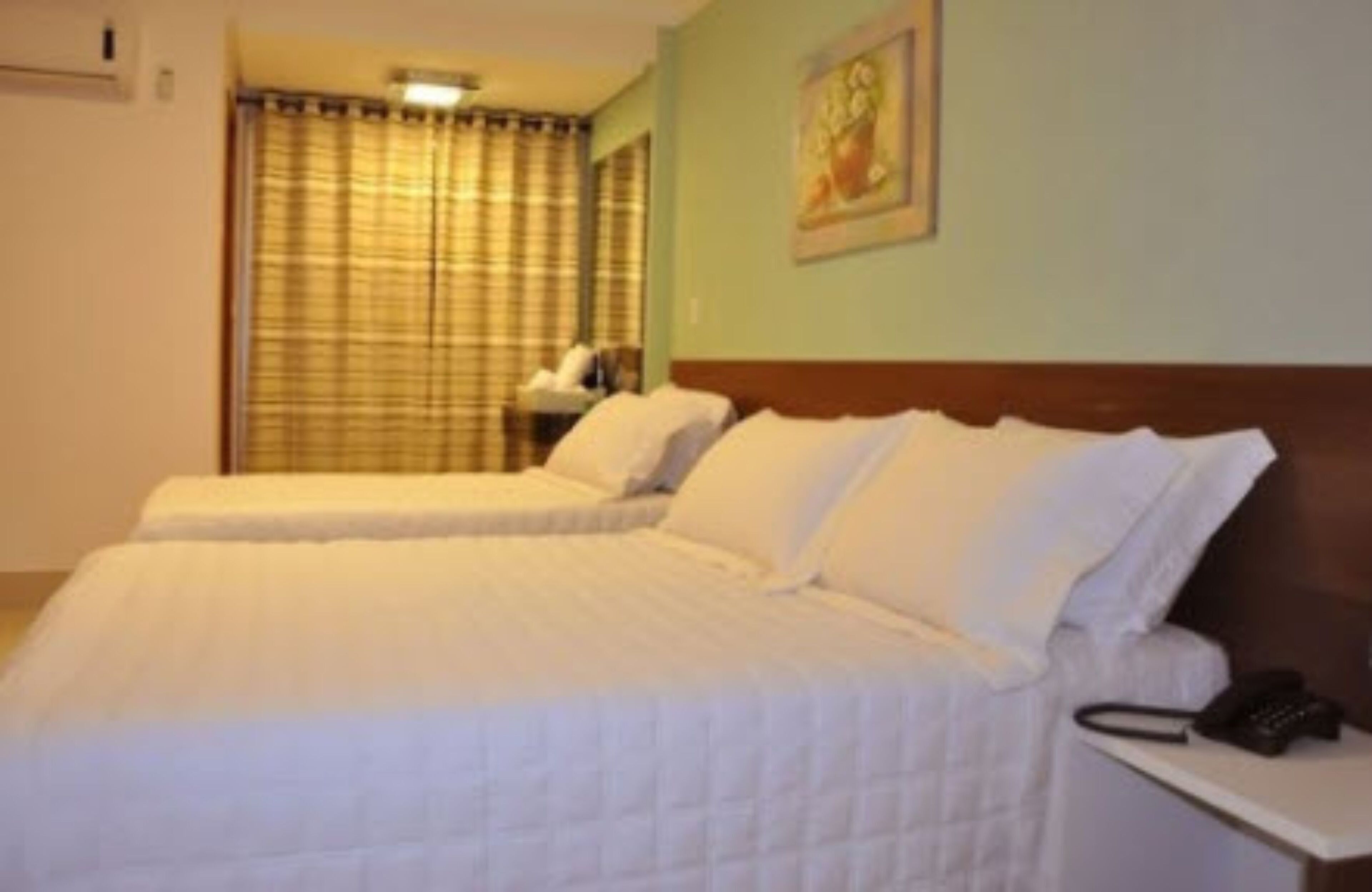 Ropa de cama de alta calidad y caja de seguridad en la habitación 