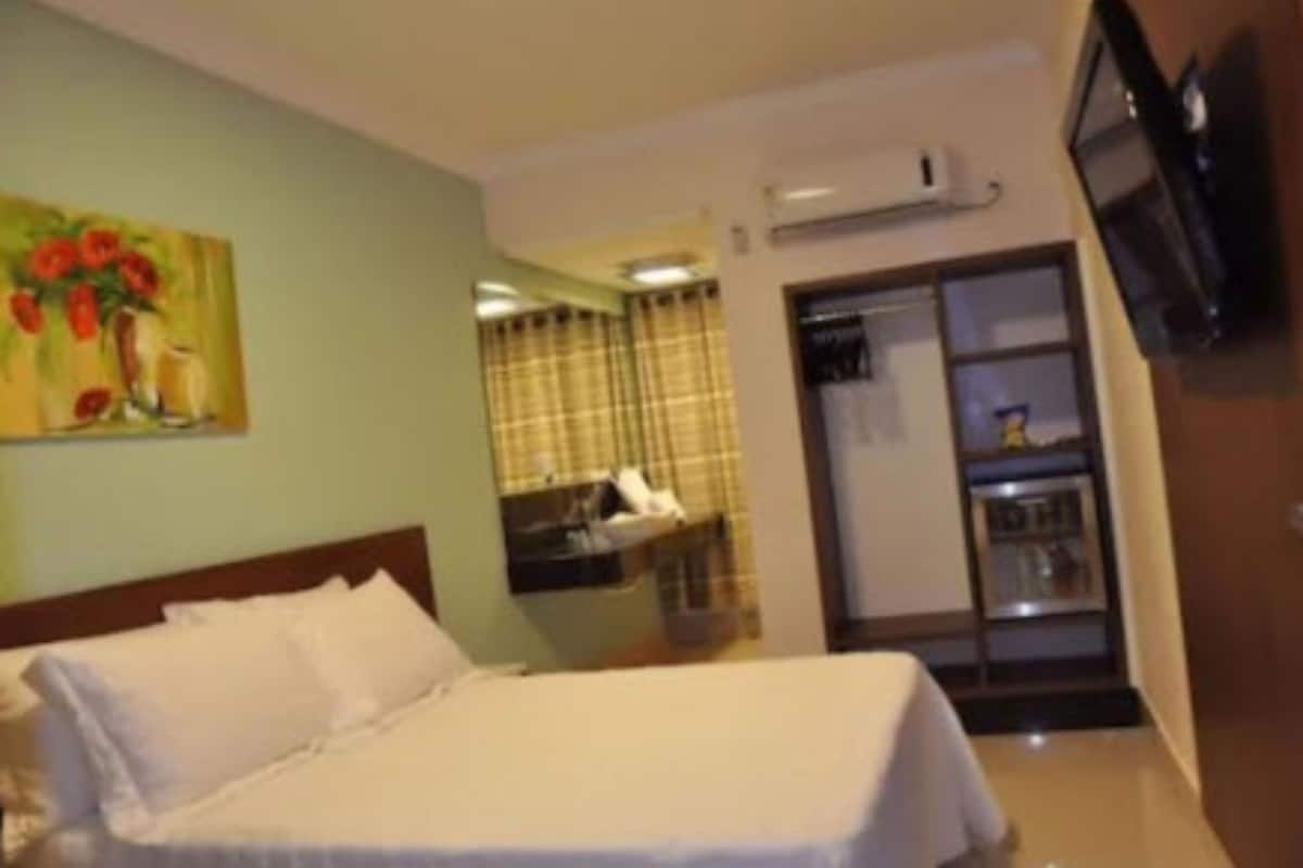 1 bedroom, premium bedding, in-room safe, desk