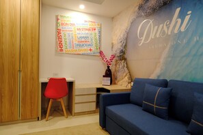 Suite estudio Deluxe, 1 cama Queen size y sofá cama | Área de sala de estar | Televisión LCD 