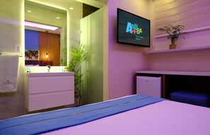 Deluxe Double Room, 1 Queen Bed | 1 bedroom, premium bedding, minibar, individually decorated - Victoria City Hotel (Oranjestad)