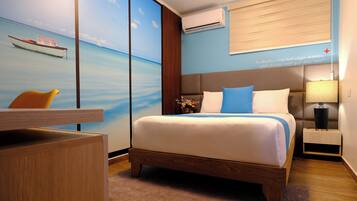 Ein Schlafzimmer mit Bett, Schreibtisch und Wandgemälde eines Bootes auf dem Wasser.