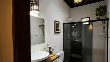 Douche, articles de toilette gratuits, sĂšche-cheveux, bidet