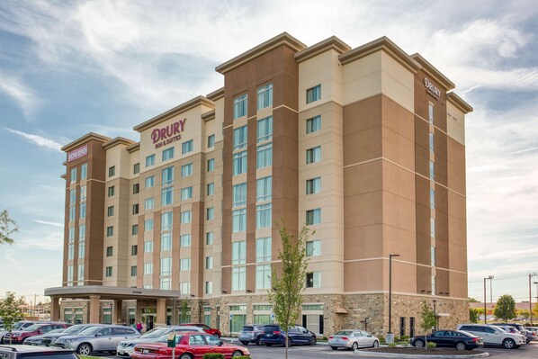 A Drury Inn & Suites hotel with a modern design, featuring multiple floors and a parking lot with several cars. - Drury Inn & Suites Cincinnati Northeast Mason (Mason)