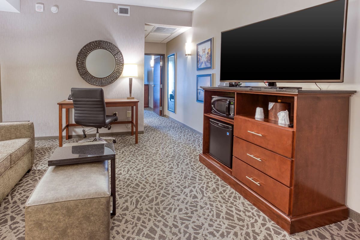 1 bedroom, desk, laptop workspace, blackout curtains