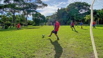Un campo de fútbol con jugadores con camisetas rojas y azules.