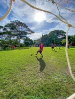 Un campo de fútbol con jugadores con camisetas rojas y azules.