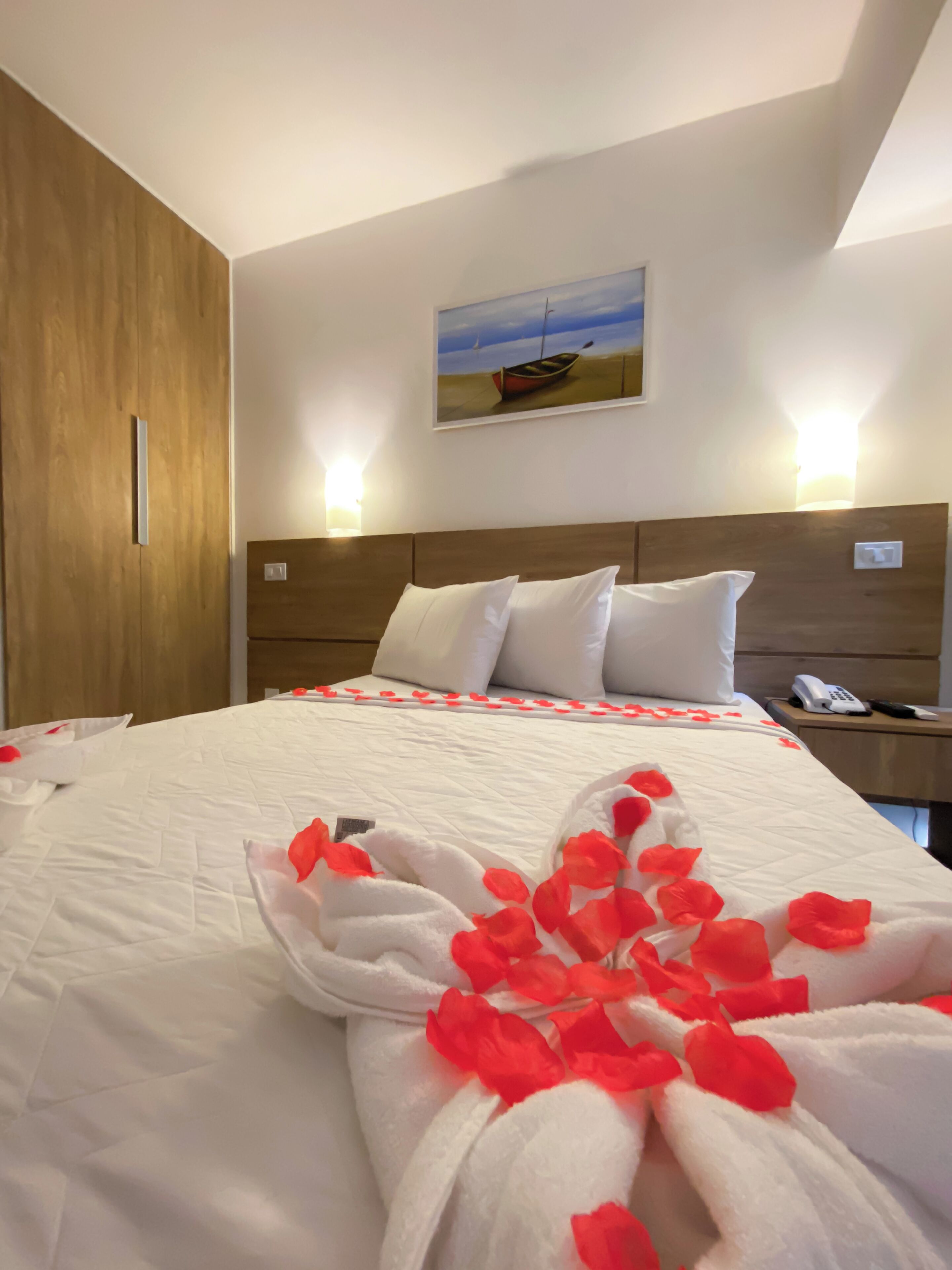 Standard Room, Non Smoking | Minibar, in-room safe, blackout curtains, free WiFi