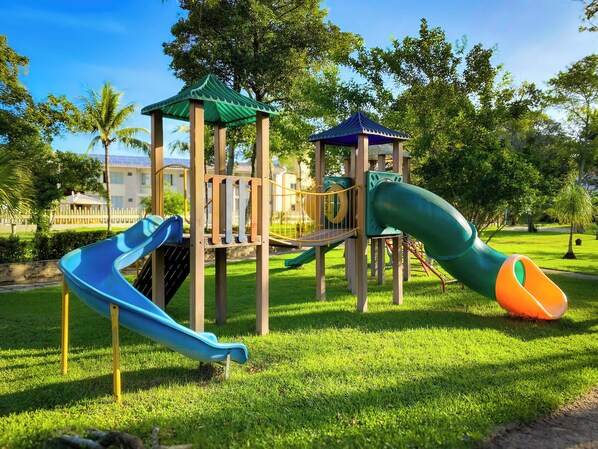 Un parque infantil con toboganes y estructuras para escalar.