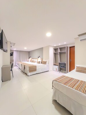 Familiekamer | Een minibar, een kluis op de kamer, verduisterende gordijnen