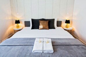 Deluxe Room | 1 bedroom, premium bedding, pillowtop beds, individually decorated