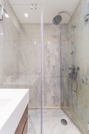 Design-Doppelzimmer | Badezimmer | Kostenlose Toilettenartikel, Haartrockner, Handtücher, Seife