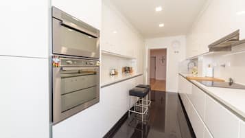 Full-sized fridge, microwave, oven, stovetop