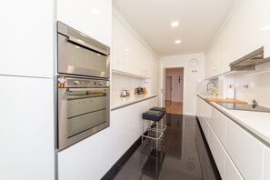 Full-sized fridge, microwave, oven, stovetop - Industrial Lisbon Apartment - Adults Only (Lisbon)