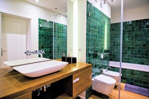 Design Room | Bathroom | Free toiletries, hair dryer, towels, soap