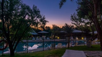 Una piscina al aire libre