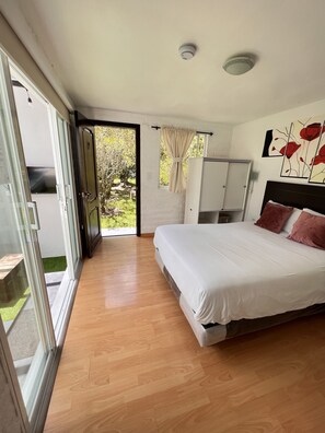 Individually decorated, blackout drapes, soundproofing - Springhills Quito Airport (Tababela)