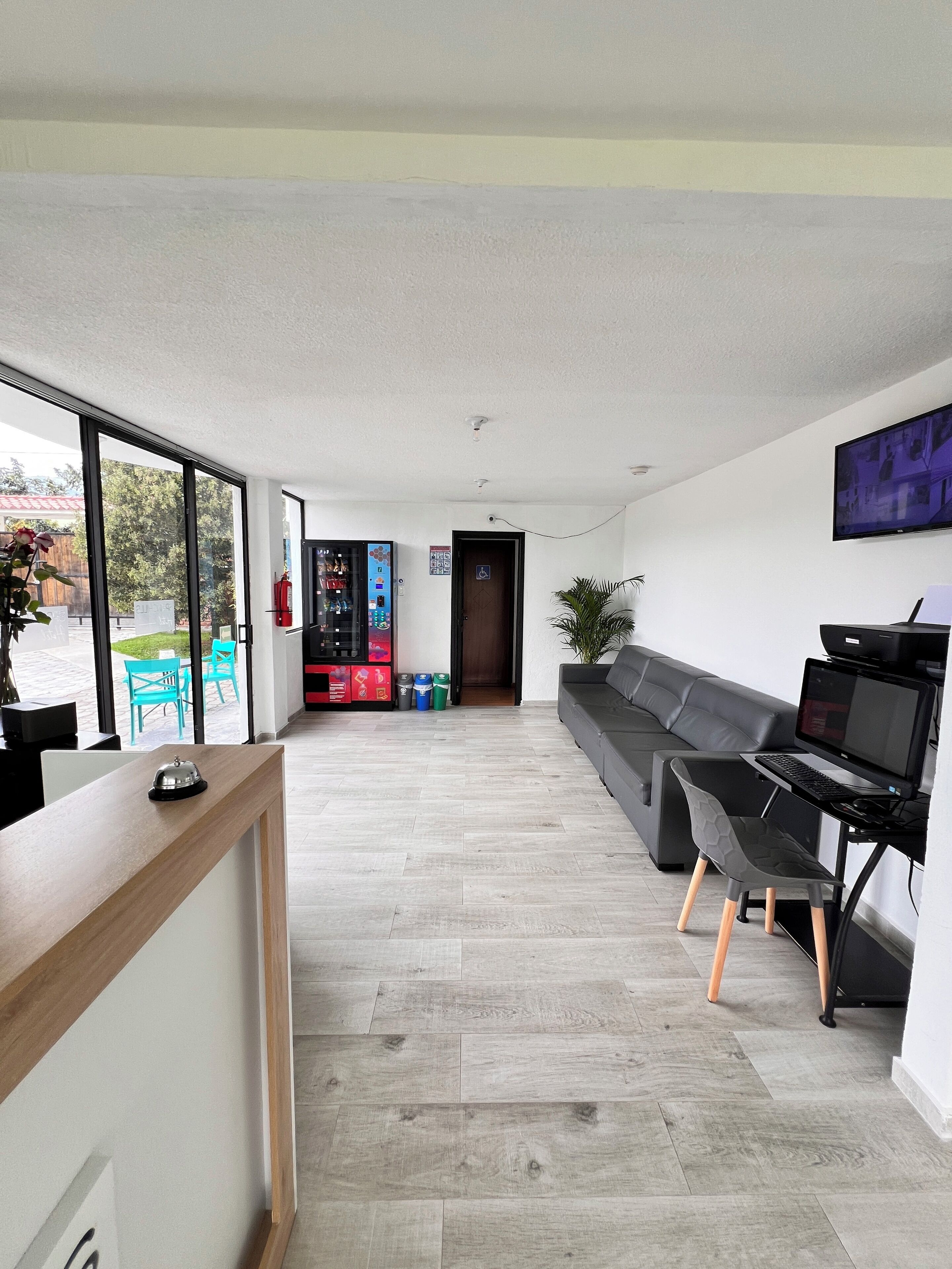 32-inch led tv with digital channels, tv, netflix