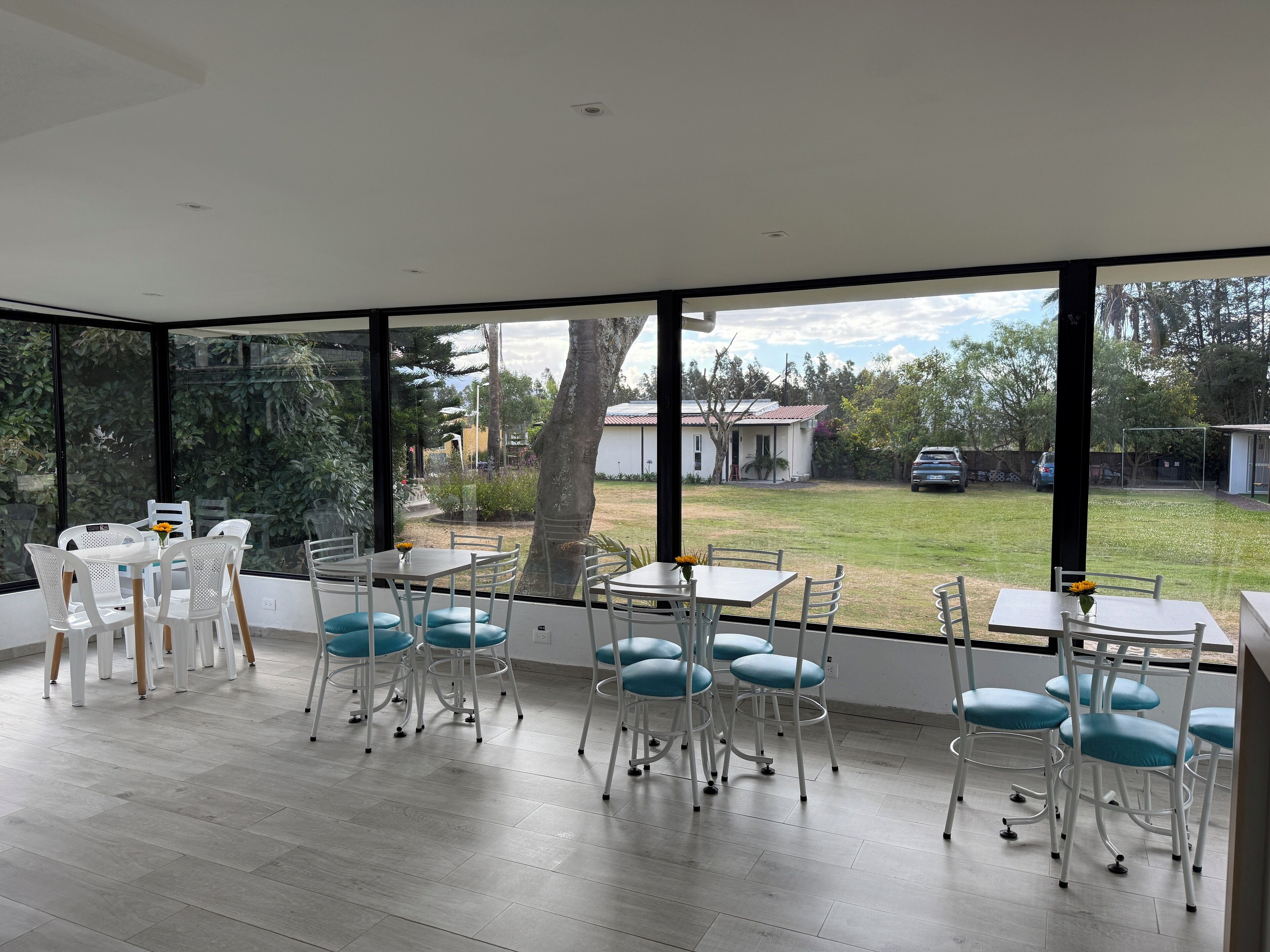 breakfast, lunch, dinner served; international cuisine