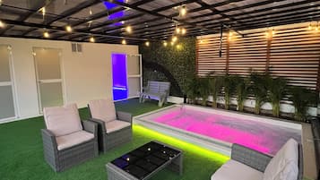 Indoor spa tub