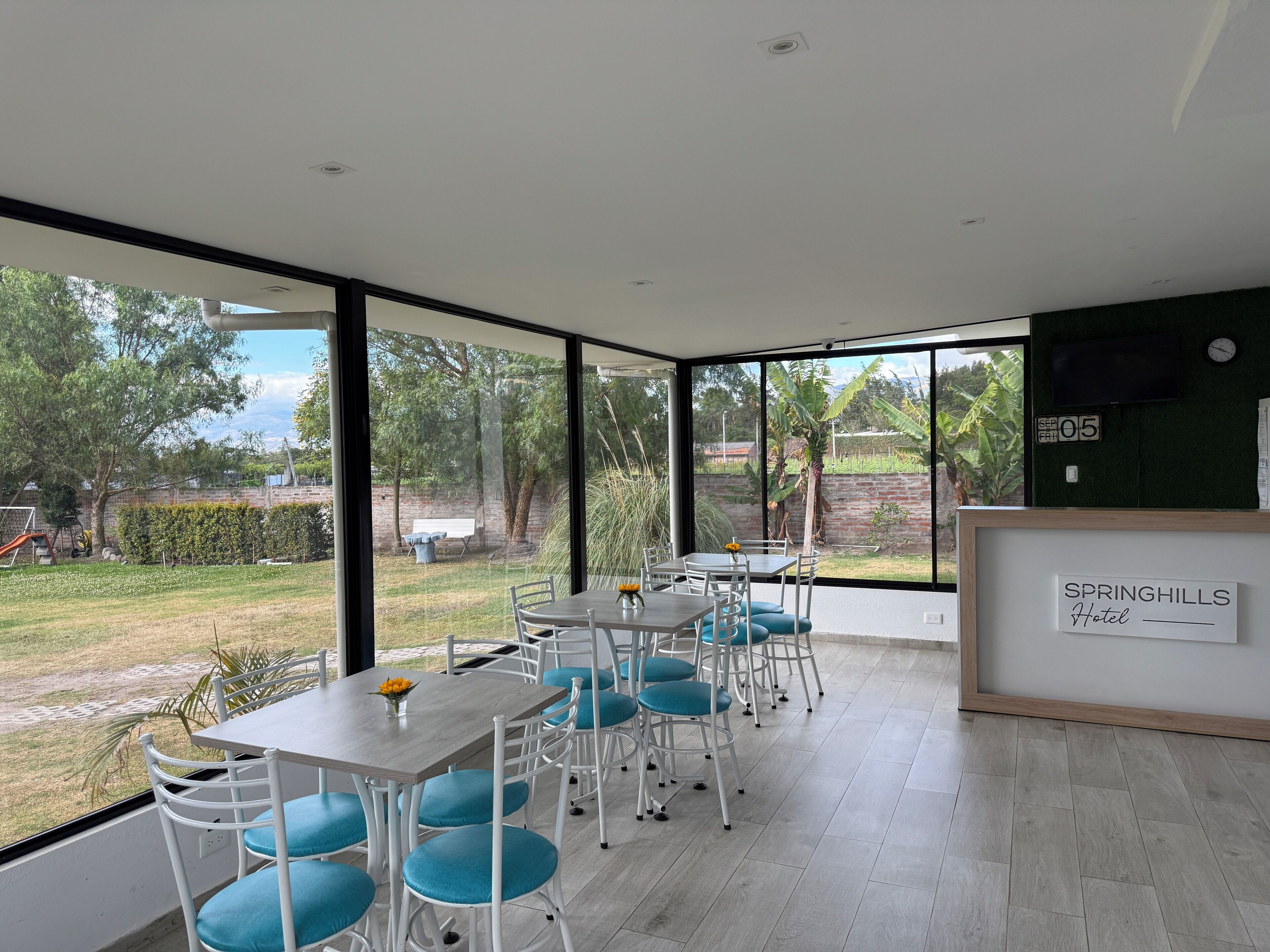 breakfast, lunch, dinner served; international cuisine