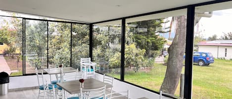 Se sirven desayunos, comidas, cenas y cocina internacional