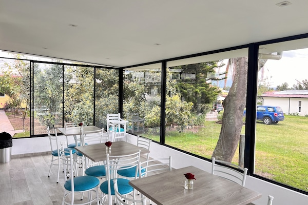 Se sirven desayunos, comidas, cenas y cocina internacional