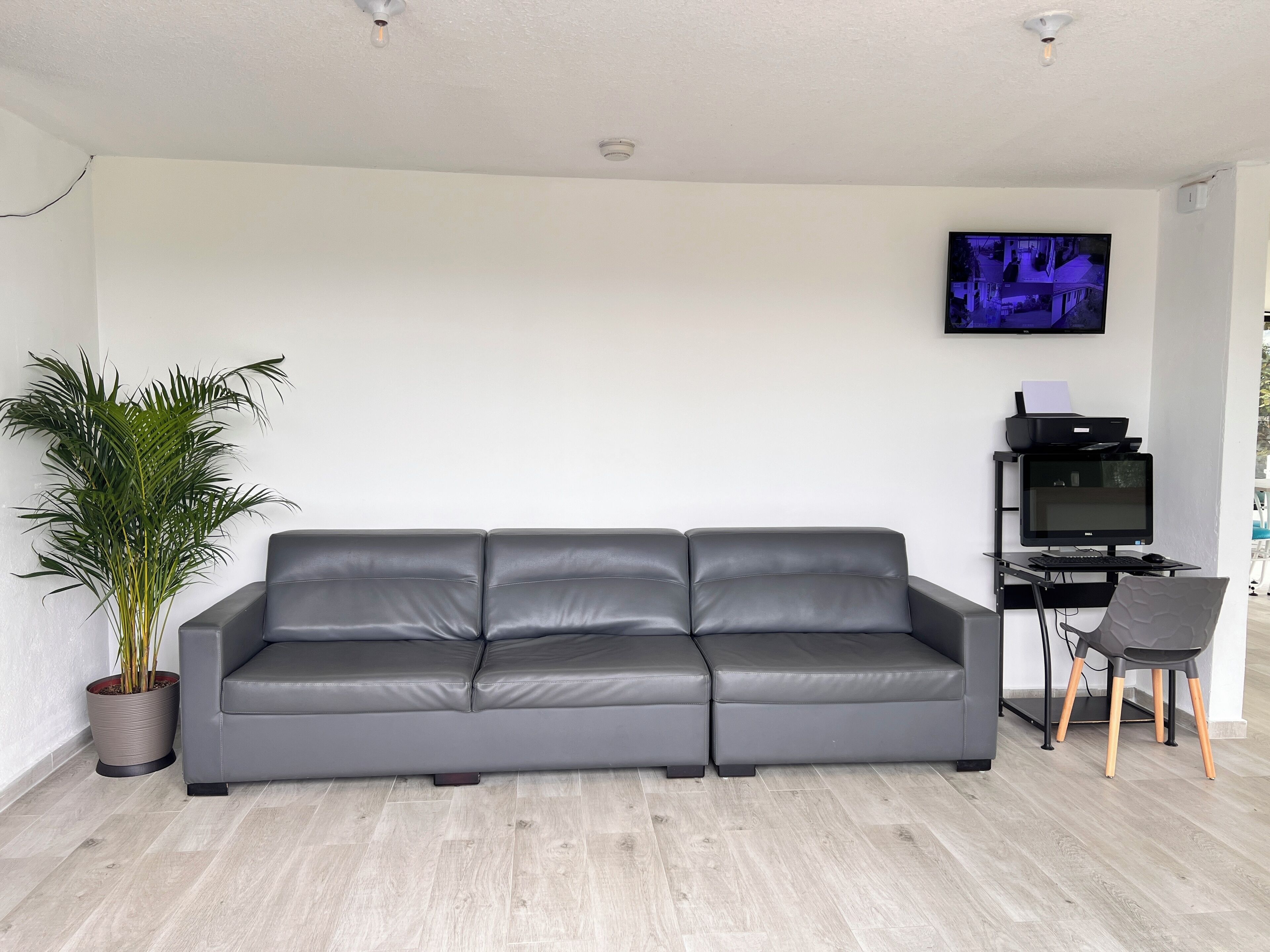 32-inch led tv with digital channels, tv, netflix