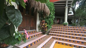 Un conjunto de escaleras con llamativos diseños de azulejos que conducen a la entrada de un edificio.
