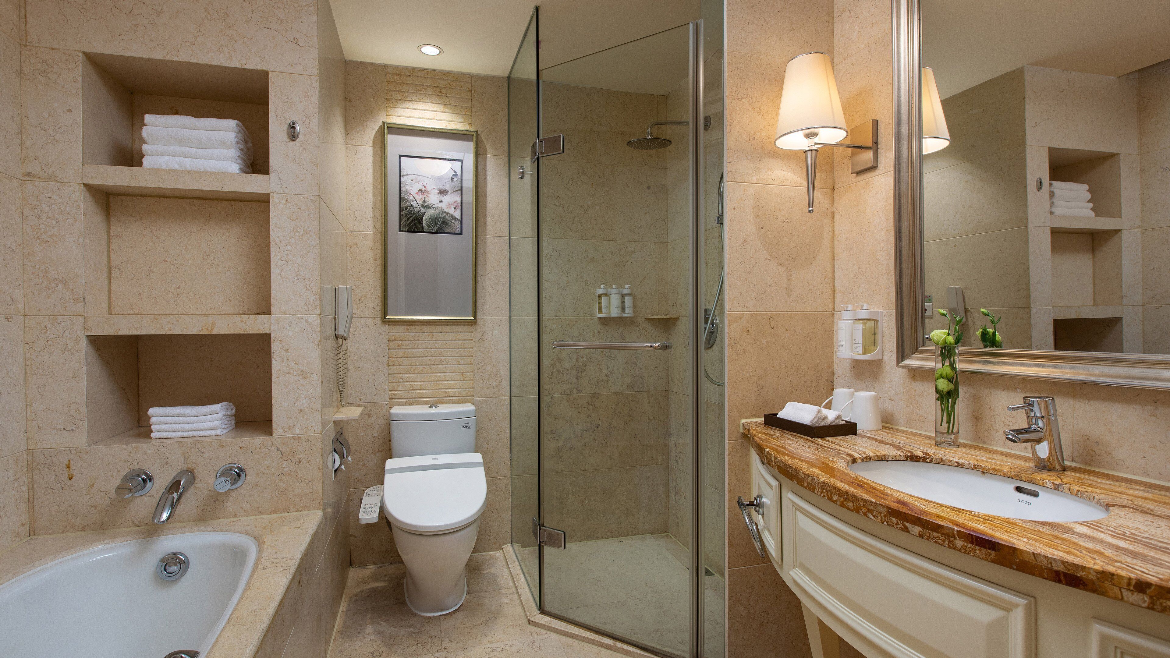 Artículos de tocador de diseñador, secador de pelo, batas, pantuflas