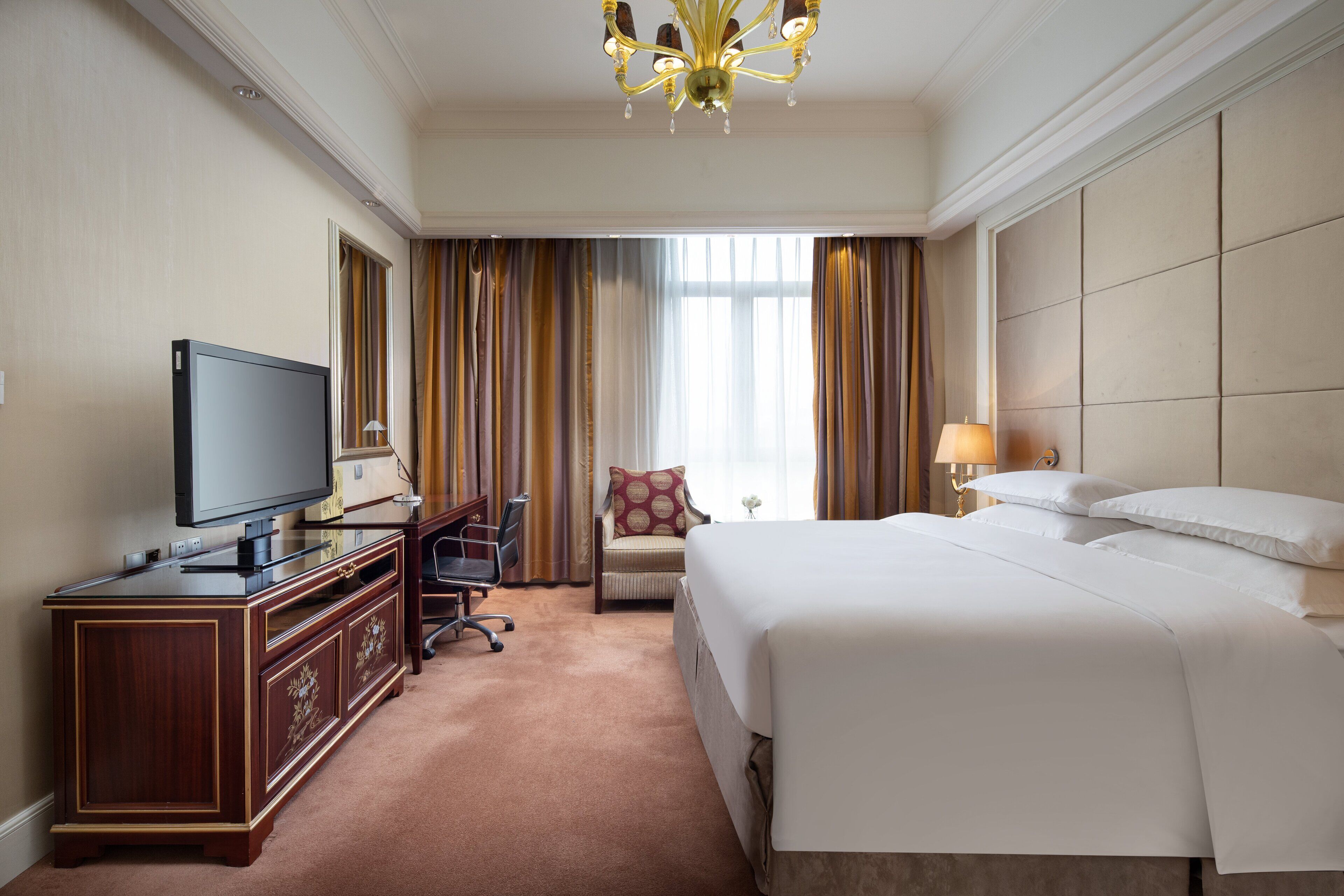 Bộ đồ giường cao cấp, két bảo mật tại phòng, bàn 