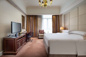 Ropa de cama de alta calidad y caja de seguridad en la habitación 