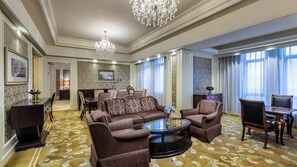 套房, 1 间卧室 | 高档床上用品、客房内保险箱、办公桌、笔记本电脑工作区