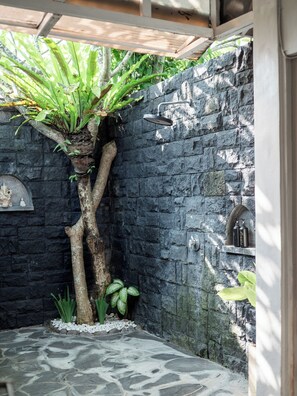 Lila Deluxe Room | Baño | Artículos de higiene personal gratuitos, secador de pelo y toallas