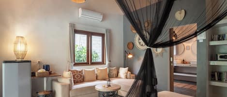 Lila Deluxe Room | Área de sala de estar