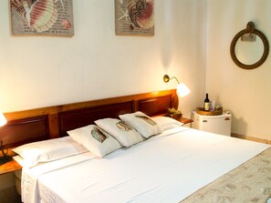 Minibar, in-room safe, bed sheets