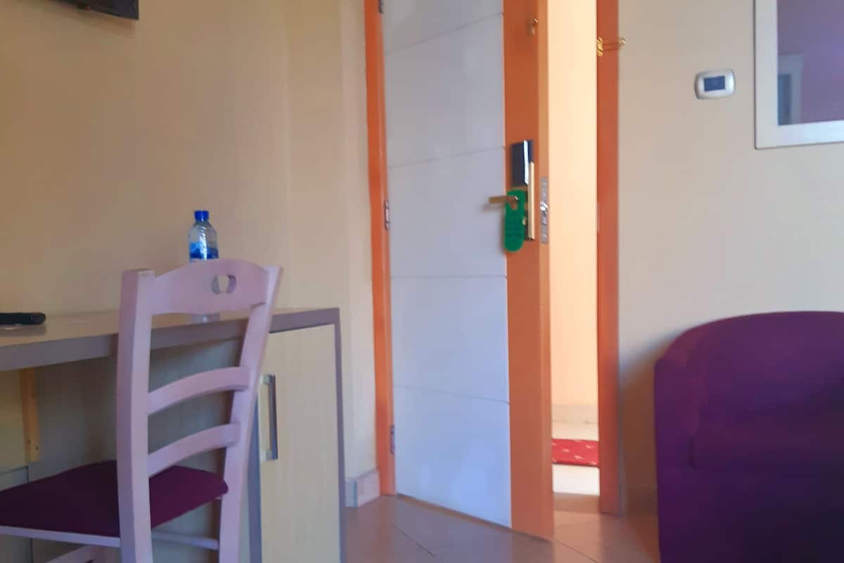 deluxe double room, 1 queen bed, non smoking | 1 bedroom, in-room safe, individually decorated, desk