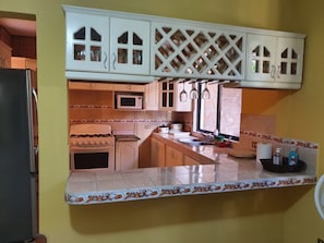 ハウス 3 ベッドルーム 禁煙 | 専用キッチン | 大型冷蔵庫、電子レンジ、コンロ、コーヒー / ティーメーカー