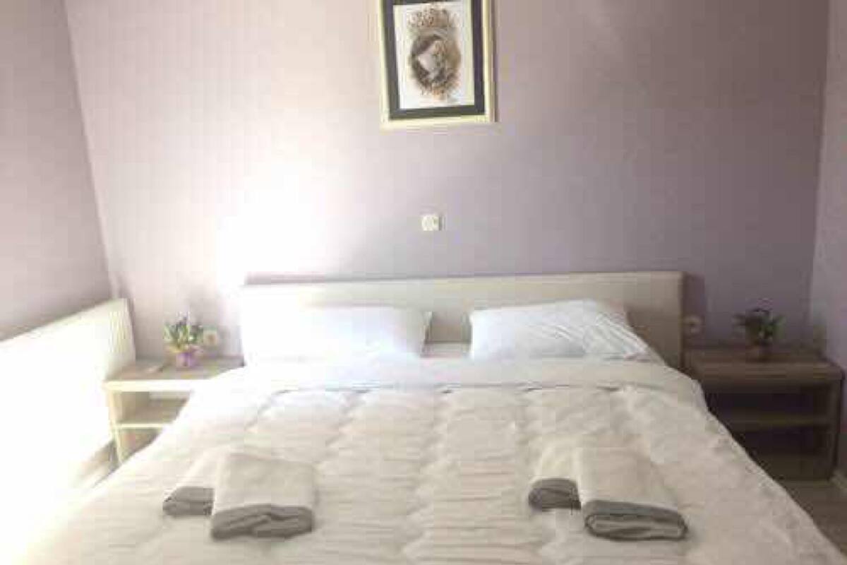 Cortinas blackout, tabla de planchar con plancha y cunas gratuitas
