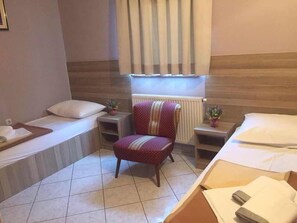Cortinas blackout, tabla de planchar con plancha y cunas gratuitas