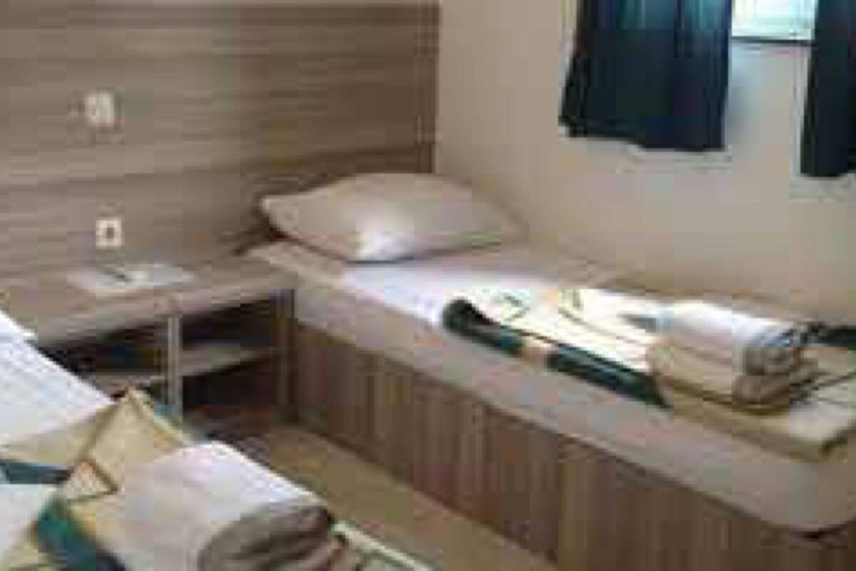 Cortinas blackout, tabla de planchar con plancha y cunas gratuitas