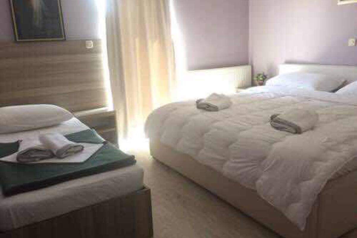 Cortinas blackout, tabla de planchar con plancha y cunas gratuitas