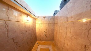 Buồng tắm vòi sen, khăn tắm 