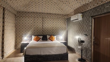 Superior Tent | Desk, laptop workspace, blackout curtains, free WiFi