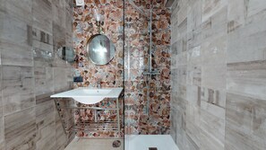 Deluxe Double Room | Bathroom | Shower, hair dryer, towels, soap - Hostal Boutique La Española (Rota)